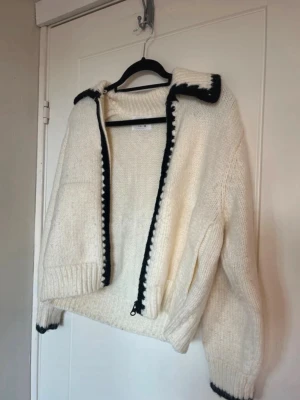 Stickad kofta - Fin och skön stickad kofta med dragkedja från Zara. Storlek 152. Den är mycket fint skick och knappt använd. Nypris 400kr.