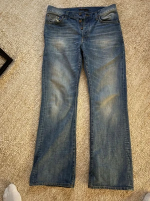 Nudie - Tja, säljer dessa feta och eftertraktade nudie jeans i modellen flare Glenn. Inte särskillt använda. Har en liten defekt på ena fickan men inget man märker av.Hör av er för fler frågor, mvh Melker 
