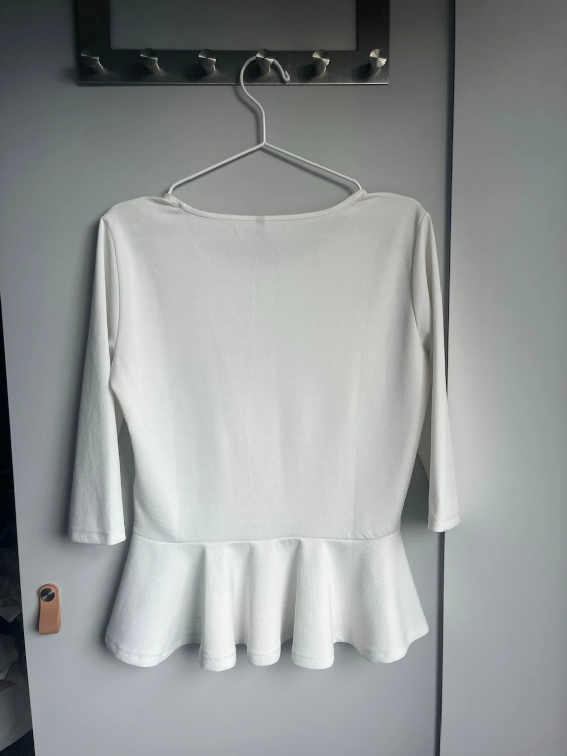 Vit topp med volang och spetsdetalj - 1