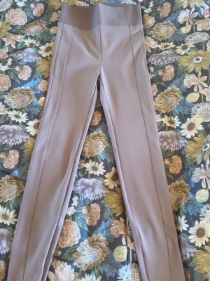 Beige leggings - Zara  - Säljer ett par snygga beige leggings, perfekta att styla med boots. Pris går att diskutera 💞💞