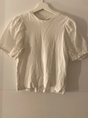 Vit puffärm topp - Säljer en vit topp från Vila med puffärmar och rund hals. Nytt skick. pris kan diskuteras