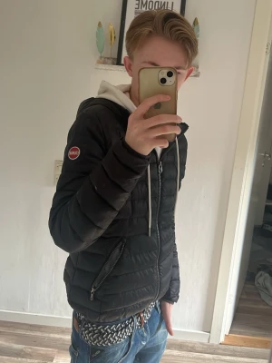Colmar jacka - Tja! Säljer nu denna riktigt schyssta colmar jacka! Jackan är i mycket bra skick, den har ett hål i fickan som är lätt att sy ihop. Skriv för bild och hör av er vid frågor och funderingar!🙌