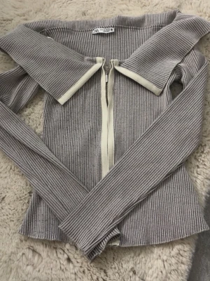 Zara tröja  - Grå offshoulder tröja från Zara med dragkedja i Strl S. 