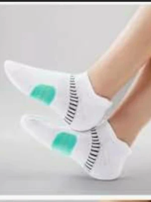 Vita ankelstrumpor med randigt mönster - Säljer 6 par vita ankelstrumpor med svarta ränder runt foten och färgade detaljer i turkos och gult under foten. Perfekta till sneakers och träning. Mjukt och stretchigt material som sitter skönt på foten plus förstärkt på ställen som snabbt brukar slitas ut. Du får ett helt nytt oöppnat paket.