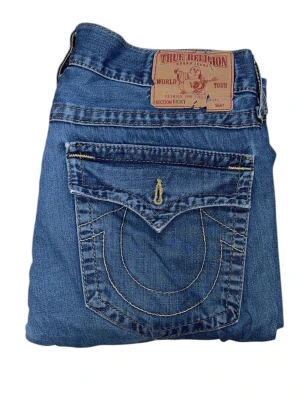 True Religion jeans  - True Religion jeans Ricky fit W34 Saknar knapp på båda fickor. Hål (bild 4)