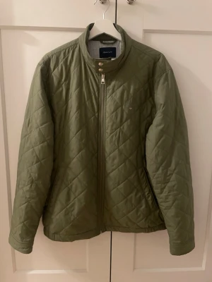 Quiltad Gant jacka - Stilren Quiltad jacka från Gant. Jättefint skick. Storlek Large