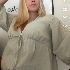 Ljusgrön blus från Zara  - Supersnygg ljusgrön blus från Zara. Bara använd en gång. Nytt skick. Nypris närmare 499, säljs för 300.