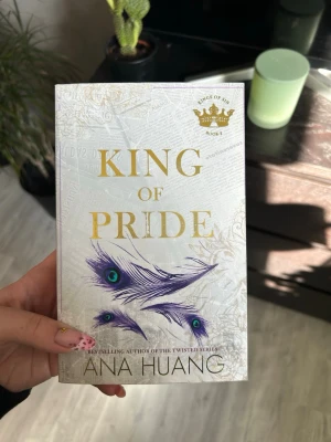 King of pride - King of Pride av Ana Huang. Ryggen är märkbart bruten och guldet på texten är aning avgnuggad. Men inga skador i boken eller sådant!