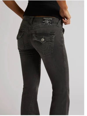 Gråa True Religion jeans - Snygga gråa jeans från True Religion med raka ben och klassiska fickor bak med lock och silverknapp. Ikonisk logga på bakfickan och patch i midjan. Perfekta för en cool och avslappnad stil. Modell Becca. Endast andvända 2 ggr