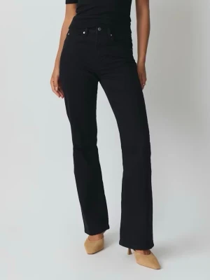 Svarta bootcut jeans med hög midja - Snygga svarta bootcut jeans med hög midja och klassisk femficksmodell. Jeansen har raka ben som släpper ut lite nedtill och stängs med knapp och dragkedja. Perfekta till sneakers eller klackar för en trendig look. De är i ett väldigt bra skick och använd fåtal gånger.