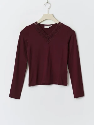 Vinröd långärmad topp med spets - Vinröd långärmad topp med v-ringning och dekorativ spetsdetalj vid halsen från Gina tricot. Tunn och mjuk kvalitet, perfekt för lager på lager eller som den är. Enkel men ändå elegant design som passar till mycket.