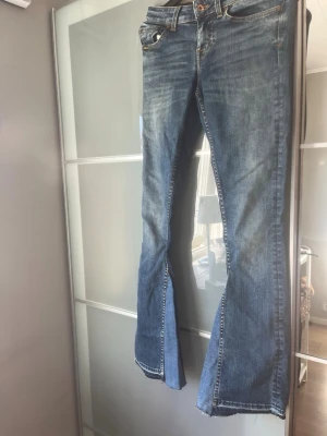 Omsydda bootcut tiger of sweden jeans - Fina tiger of sweden jeans som är omsydda till bootcut