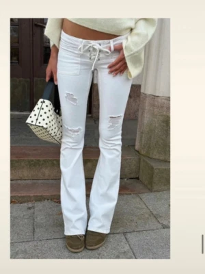 ! Söker! Pleated tie jeans regular längd (S) svart/vit - Söker dessa jeans i storlek S i färgen svart och vit 💞