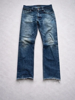 Blå raka jeans från Nudie Jeans - Skit snygga nudies med helt sjuka fejds. Model straight alf. W29 L30 mått: längd:92 Midja40