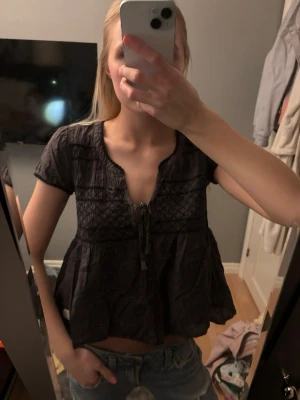 Svart blus  - Säljer nu min blus från oddmolly. Blusen är i ett väldigt bra skick då jag sällan har använt den. Passar dig som bär storlek S i vanliga fall. Hör gärna av er. 