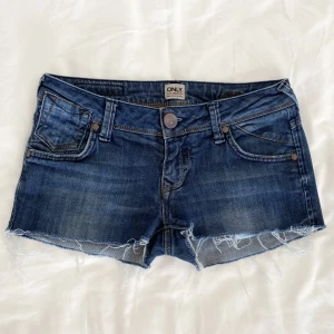 ONLY jeansshorts  - Sjukt snygga shorts ifrån ONLY köpa på plick för ca 1 år sedan (hennes bilder) midja: 74 + lite stretch. hon är är 171cm, stl S/36/28 för referens
