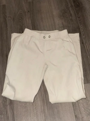 Mjukisbyxor  - Byxorna har en elastisk midja. Bältets snöre är borta, men byxorna åker inte ner. Annars kan man bara trä i en ny utan problem. Sköna byxor att ha på sig när man ska ta det lugnt!  Skickas 1-2 dagar efter genomförd betalning. Seriösa köpare endast!