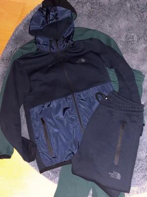 Mörkblå loungewear-set från The North Face - Byxorna är tajta 