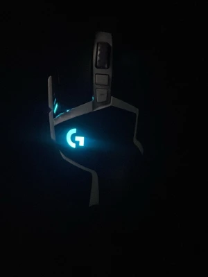 Logitech gamingmus med LED - Gamingmus från Logitech med futuristisk design och blå LED-belysning. har flera knappar på sidan och är tillverkat i plast och metall. Perfekt för gaming och streaming där du vill ha snygg belysning och bra funktioner.
