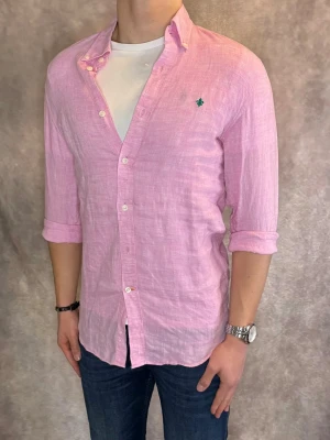 Rosa Morris Linneskjorta - Stl S - RIKTIGT FET LINNESKJORTA FRÅN MORRIS I FÄRGEN Rosa med grönt märke, perfekt till sommaren som närmar sig! 🏖️🌊 | Mycket bra skick: 9,5/10, utan defekter! | Stl: S |  Modellen är 176cm och väger 75kg,  | Hör av dig vid frågor // Galgen 🫡