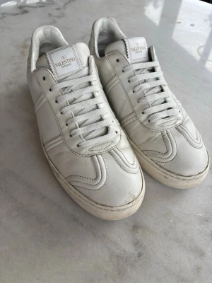 Valentino flycrews - Säljer ett par Valentino flycrews i storlek 43,5🤗Skorna har tecken på användning men har fortfarande mycket kvar att ge☺️2 nitar saknas. Priset är inte hugget i sten🪨🗡️Så hör av er om ni har den minsta funderingen🫶 OBS!!! Inget og medföljer.