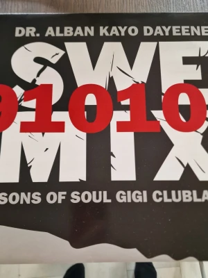 SweMix vinylskiva med Dr. Alban mm - Vinylskiva från SweMix med artister som Dr. Alban, Kayo, Dayeene, Sons of Soul, Gigi Hamilton och Clubland. Omslaget är svart med stora vita och röda bokstäver. Baksidan listar låtar som 'Hello Afrika' och 'No Coke'. Perfekt för dig som gillar klassisk dance och soul. Inga repor.
