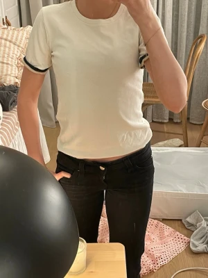 Vit t-shirt med svarta detaljer Zara - Vanlig vit t-shirt 