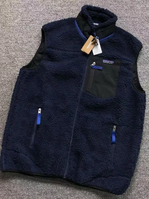 "KÖP EJ! Intressekoll Patagonia Retro-X Vest - INTRESSEKOLL! Tryck EJ på köp. Får in två (2) helt nya Patagonia Retro-X (NWT) i storlek Medium i början av april. Denna modell är extremt eftertraktad och svår att få tag på! Pris: 1350 kr. Skicka DM direkt för att förhandsboka och säkra din innan de landar. Först till kvarn gäller! 🤝 