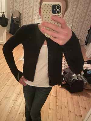 Svart stickad kofta - Säljer en svart stickad kofta från gina tricot i storlek xs, knappt använd och jättebra skick 💗