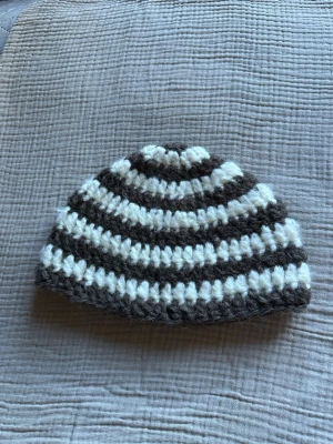 Virkad mössa - Egentillverkad virkad mössa i ett brunt och vitt garn. Tvättas i 30 grader