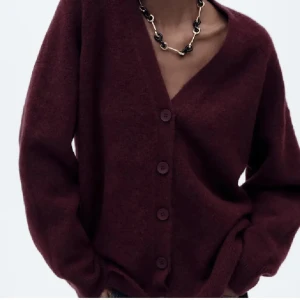 Slutsåld kofta från Zara  - Vinröd kofta från Zara med v-ringning! Bara använd typ 3 ggr, inga defekter alls