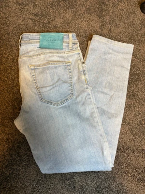 Jacob Cohen jeans - Säljer dessa feta jeans från Jacob Cohen! Modellen är Nick slim! De är deras populäraste modell som är slimfit! De är lagade lite de bilder! Fint skick