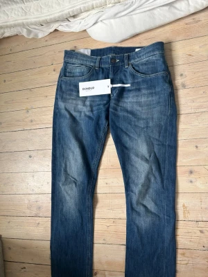 Dondup jeans George  - Ett par stilrena dondup jeans George i nytt skick storlek 30.