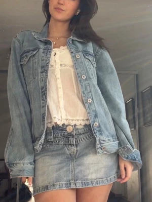 Ljusblå jeansjacka - Säljer denna ljusblåa jeansjacka som jag köpt på hos ett UF, jättefin både till vår och sommar!! 💕💕