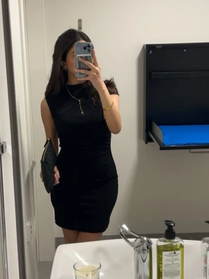 Svart klänning  - Svart klänning från Bikbok. Endast använd vid ett tillfälle. Hör av er vid frågor 🫶🏼