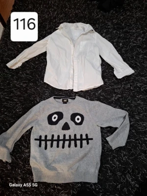 Vit skjortblus med krage - Klassisk vit skjortblus med krage och knäppning framtill. Långärmad modell med enkel, stilren design som passar till många olika outfits. Perfekt för dig som gillar en clean och tidlös look.