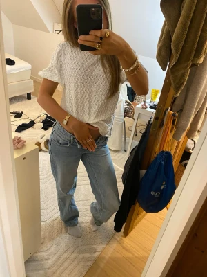 Ljusblå jeans - säljer ett par jättefina ljusblåa baggy/raka jeans som är lågmidjade!! såå fina men tyvärr blivit för små i midjan 💓💓💓 