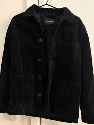 A days March Manchester overshirt  - Det Manchester overshirt från A days March i storlek S. Inga synliga defekter. Tveka inte på att höra av er vid funderingar // Victor 😉👌