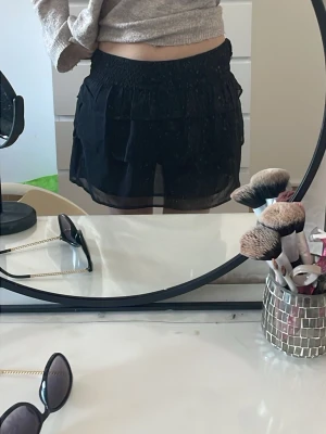 Svart volangkjol med resårmidja - Jättefin kjol, resorband är ganska högt men går att vika ner för en low waist look☺️