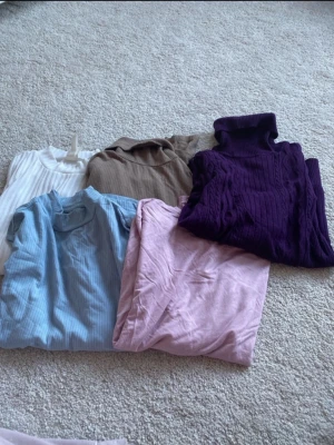 Lila polotröja med kabelstickning - Säljer ett paket med body och polotröjor M-L