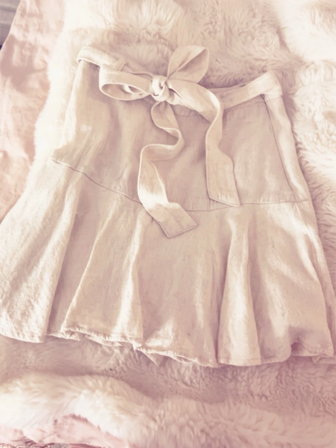 Beige kjol med volang från Stradivarius