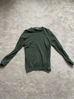 Stickad tröja från Kappahl - Olivgrön stickad tröja från Kappahl i storlek m säljer jag för 150 kr. Skriv vid frågor eller om du vill köpa bundle för då blir det billigare pris. 