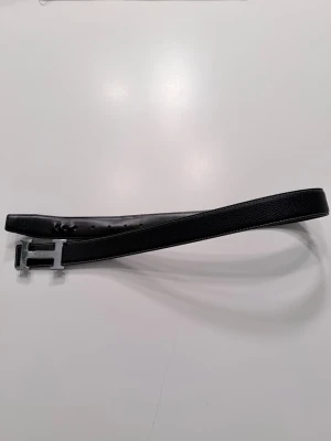 Svart bälte - Jag säljer ett svart bälte hålen har blivit lite ut dragen men spelar ingen stor roll det är 100cm långt. priset kan diskuteras skriver vid frågor.