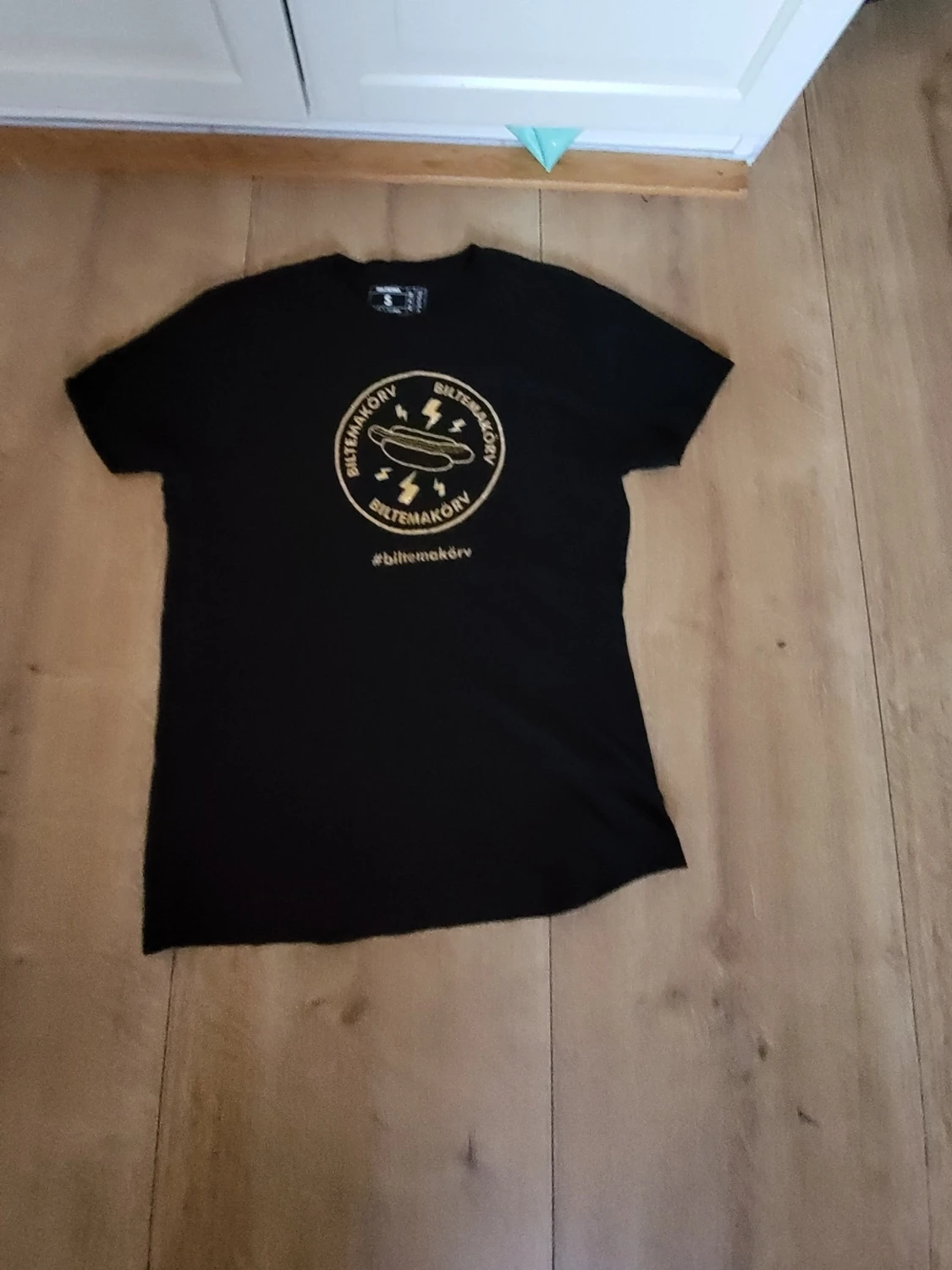 Svart t-shirt med guldtryck Blitemakörv - 1