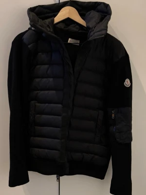 Moncler cardigan - Säljer nu min moncler cardigan i storlek M, den är knappt använd så nyskick.