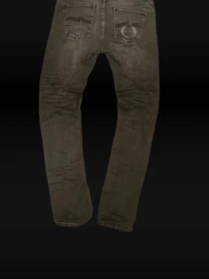 Nudie jeans - Tja säljer dessa svarta/gråa nudie jeans jag köpte av en grabb, men dem var för små. Storlek: 28/32 modellen heter Lean Dean. Ringen är för att dosan har legat där innan. (Priset går att diskuteras vid snabbaffär)  Mått:  39cm midja 27cm lårvidd 109cm ytterbenslängd