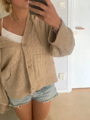 Beige stickad hoodie från & Other Stories - Jättefin och i bra skick! 