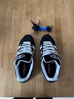 Svarta Adidas Campus  - Adidas Campus, knappt använda. Med extra svarat skosnören. 