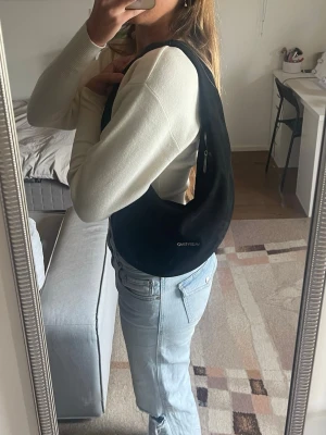 Svart axelväska från Valentino - Snygg och väldigt rymlig svart axelväska från Valentino i mockatyg.