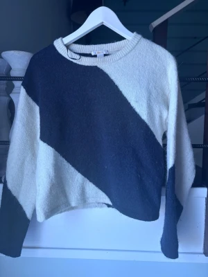 Stickad tröja från Gina Tricot - Säljer en stickad tröja från Gina Tricot i vitt och mörkblått som är upermysig. Skriv för fler bilder. Tvättar såklart innan jag postar❣️